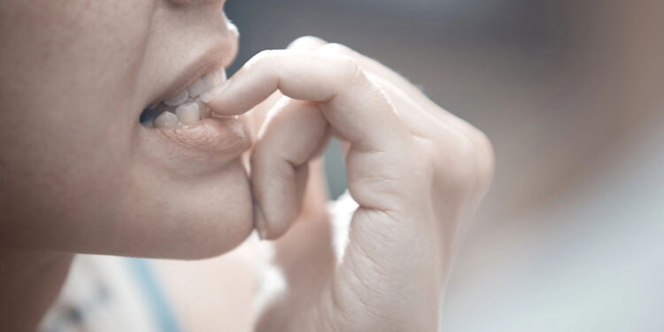 O hábito de roer unhas pode estar ligado à ansiedade, segundo psicólogos