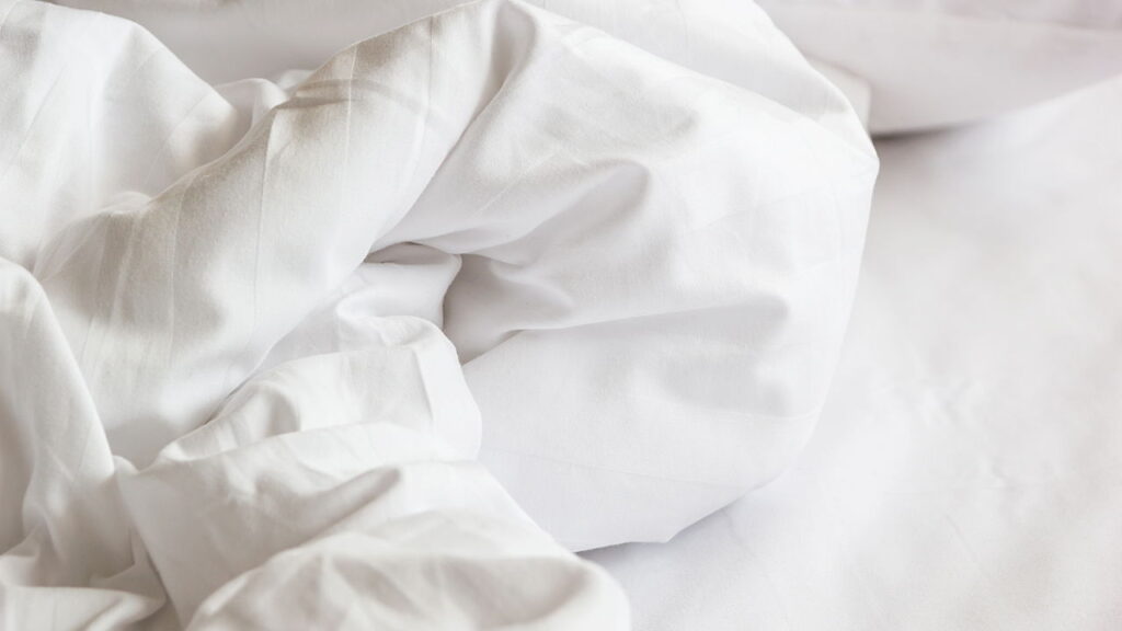 O segredo para dobrar lençol de elástico e deixar tudo compacto