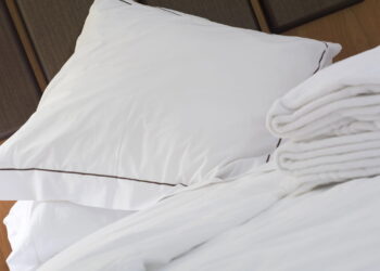 Como tirar manchas amareladas do travesseiro de forma prática