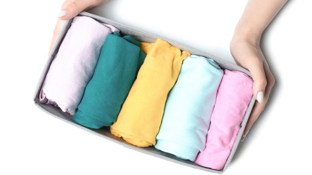 Nem cabide, nem caixa: truque diferente para guardar roupas sem amassar