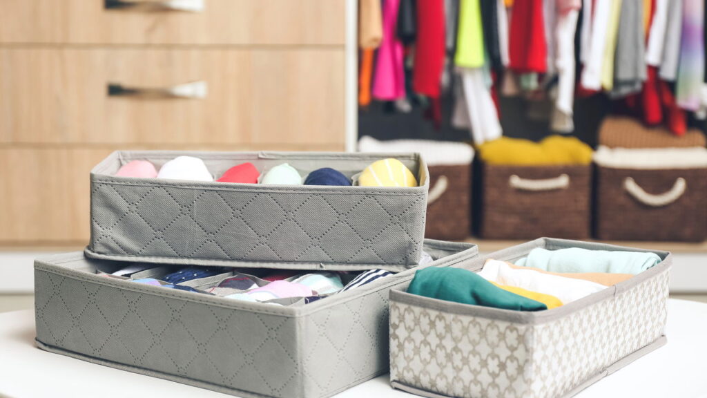 Nem cabide, nem caixa: truque diferente para guardar roupas sem amassar