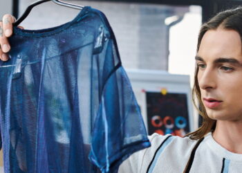 O que significa guardar roupas velhas, segundo a psicologia