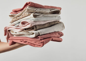 Nem cabide, nem caixa: truque diferente para guardar roupas sem amassar