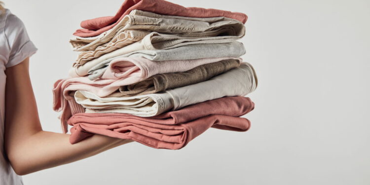 Nem cabide, nem caixa: truque diferente para guardar roupas sem amassar