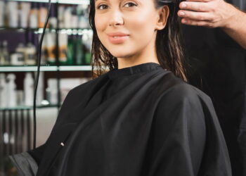 Cabelos mais fortes e brilhantes com um simples cuidado