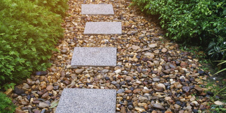 Nem grama natural, nem sintética: a cobertura que deixa o jardim bonito e sem manutenção