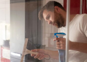 Nem água sanitária, nem removedor: truque que tira manchas do box