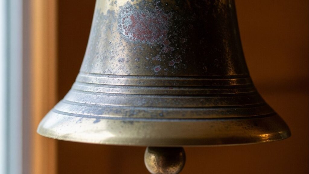 O que significa o sino nas portas de lojas antigas?