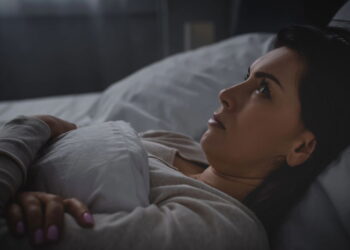 O que significa acordar várias vezes de madrugada segundo a psicologia?