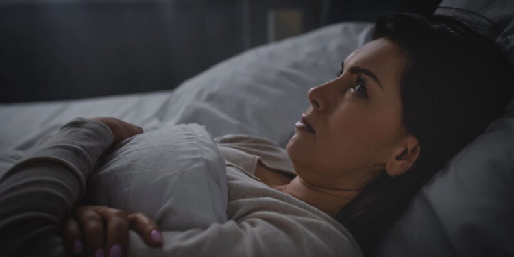 O que significa acordar várias vezes de madrugada segundo a psicologia?