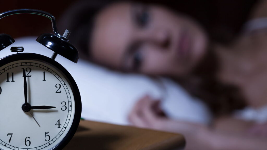 O que significa acordar várias vezes de madrugada segundo a psicologia?