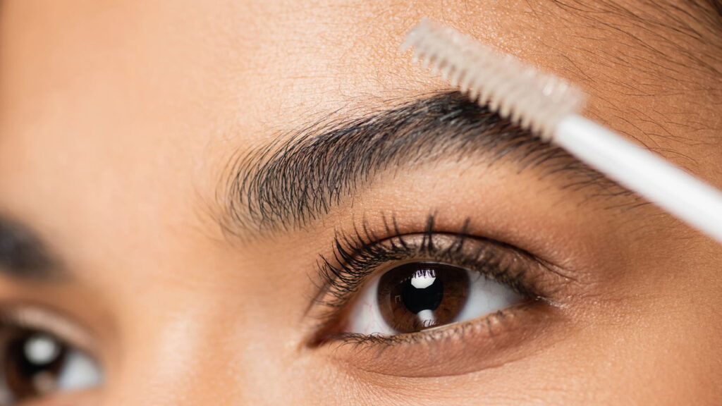 O truque que levanta os fios da sobrancelha em segundos


