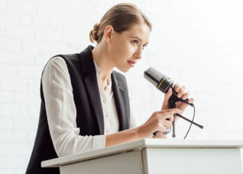 O que significa quando alguém muda o tom de voz com você segundo a psicologia