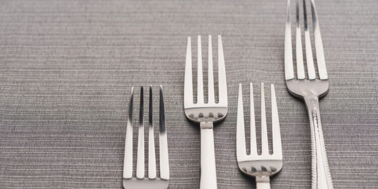 O jeito mais fácil de deixar talheres de inox sempre brilhando