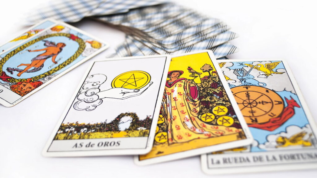 Como o tarô pode ajudar na tomada de decisões e no bem-estar