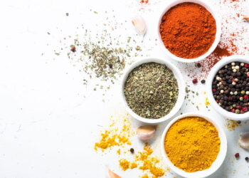 7 temperos baratos que deixam qualquer receita mais saborosa