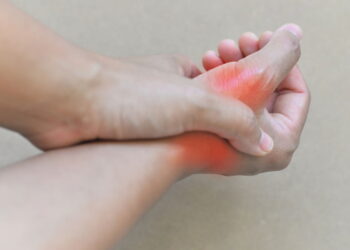 Se seu polegar dói ao pegar peso ou digitar, atenção! Pode ser tendinite de Quervain