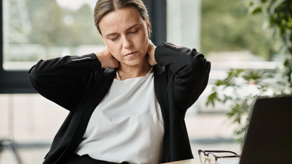 6 melhores exercícios para aliviar a tensão nos ombros e pescoço!