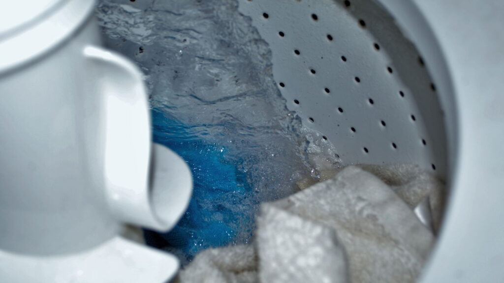 Ação térmica que facilita a remoção de gorduras e impurezas profundas