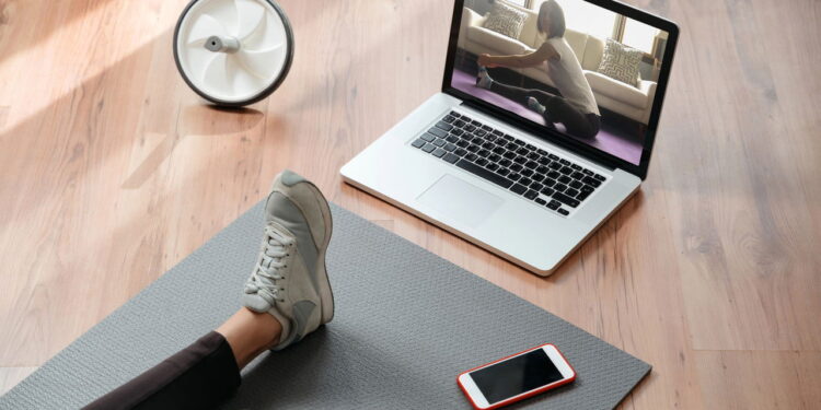 Os melhores exercícios com peso corporal para treinar em casa