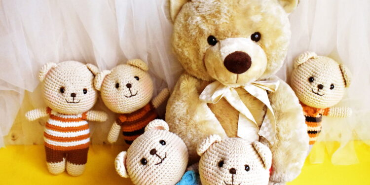 Ursinho de crochê vira tendência afetiva e movimenta o mercado artesanal