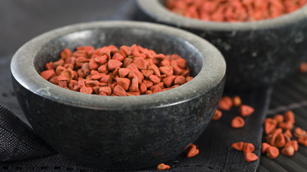 Nem cúrcuma, nem gengibre: o tempero brasileiro que combate inflamações e quase ninguém usa