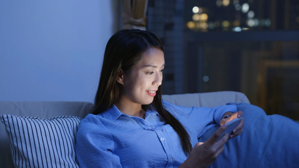 Tela à noite acelera envelhecimento da pele, segundo dermatologistas