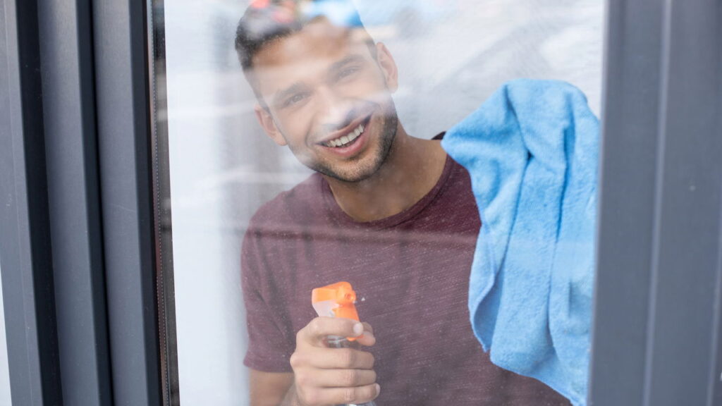 Nem limpa-vidros, nem álcool: o truque que deixa o vidro sem marcas