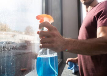 Nem limpa-vidros, nem álcool: o truque que deixa o vidro sem marcas