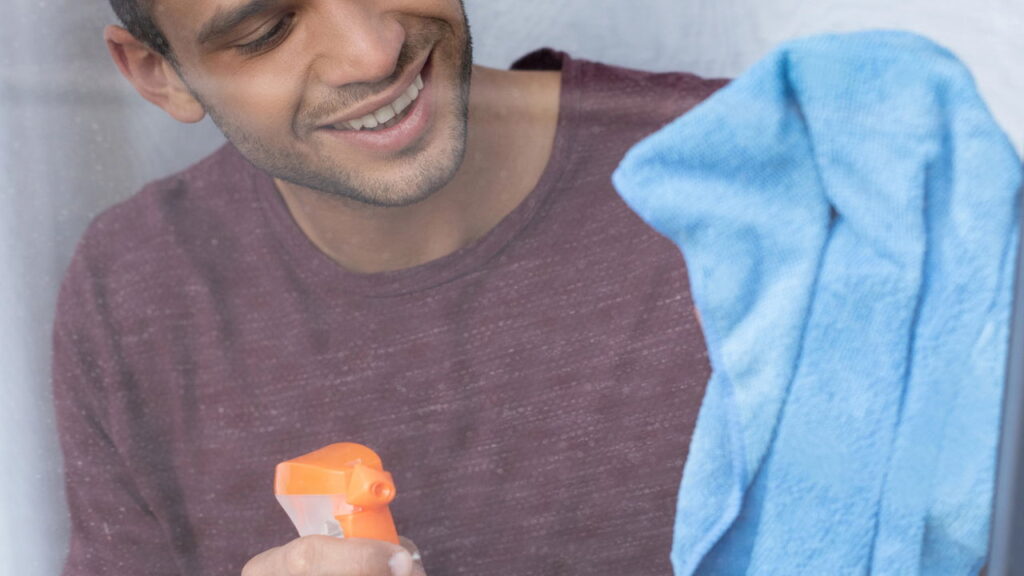 Nem limpa-vidro, nem álcool: truque caseiro para espelho sem manchas