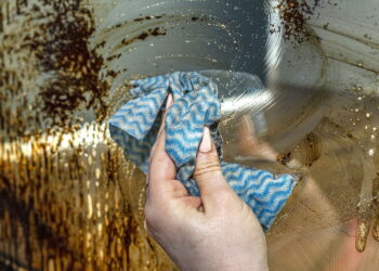 Não use vinagre na limpeza do box do banheiro, experimente esse truque caseiro muito mais eficaz