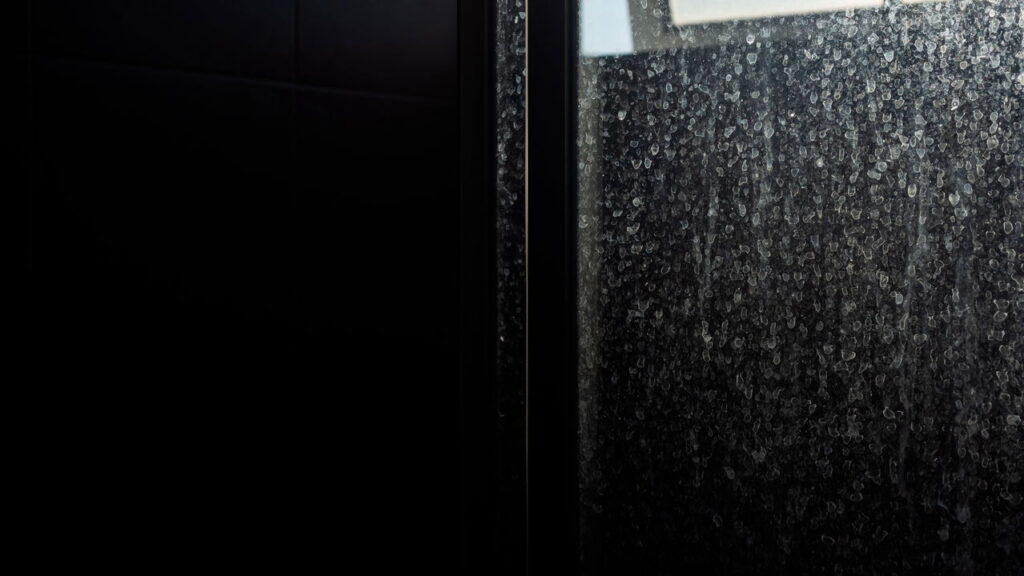 Nem limpa-vidros, nem álcool: o truque que deixa o vidro sem marcas