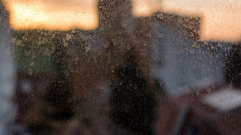 Nem limpa-vidro, nem álcool: truque caseiro para espelho sem manchas