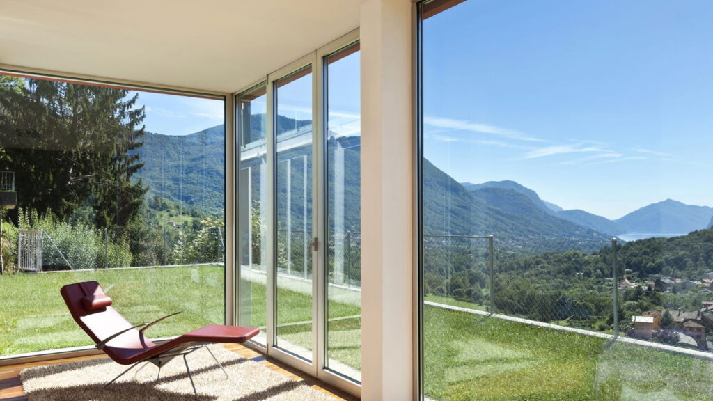 Aplicar detergente nos vidros cria uma película que reduz a condensação e dificulta o crescimento de fungos.