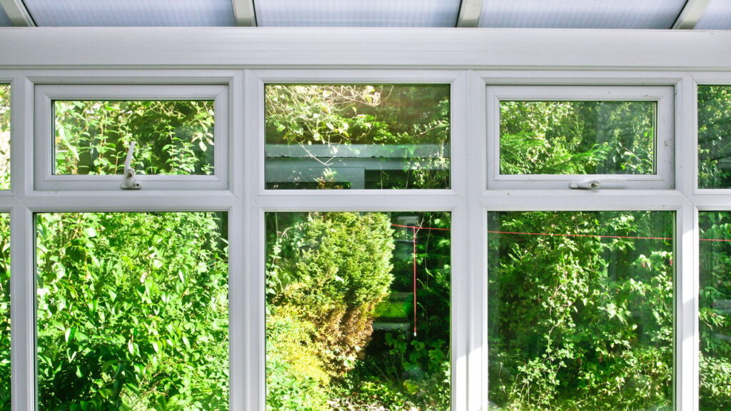 Nem álcool, nem vinagre: solução caseira que deixa os vidros brilhando