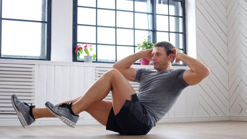 Os 4 melhores exercícios para definir o abdômen sem precisar de academia