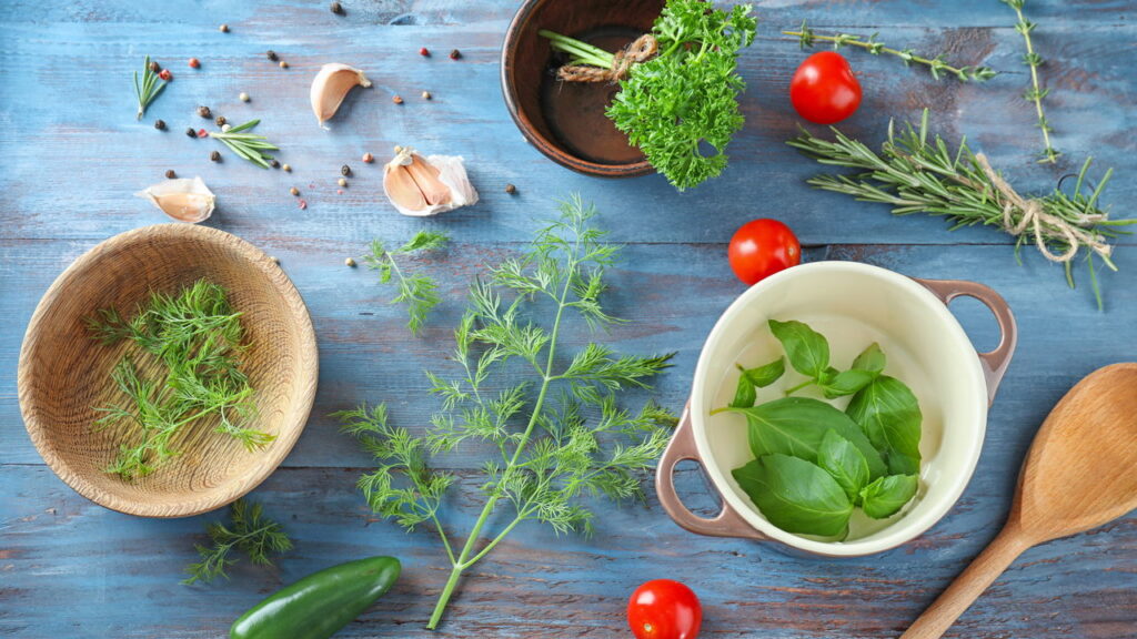 Como fazer receitas com ervas para lanches sociais saudáveis