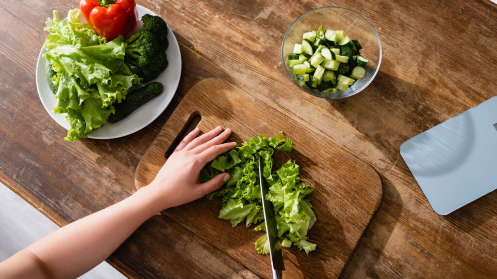 Como conservar alface fresca por mais tempo sem murchar