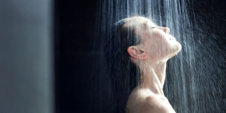 Nem todo dia, nem duas vezes por semana, um estudo revela frequência ideal do banho