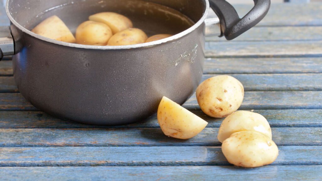 Nem anti-odor de geladeira, nem carvão: rodelas de batata que absorvem qualquer cheiro forte em 24h
