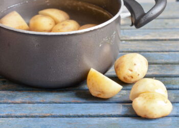 Nem anti-odor de geladeira, nem carvão: rodelas de batata que absorvem qualquer cheiro forte em 24h