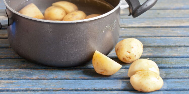 Nem anti-odor de geladeira, nem carvão: rodelas de batata que absorvem qualquer cheiro forte em 24h