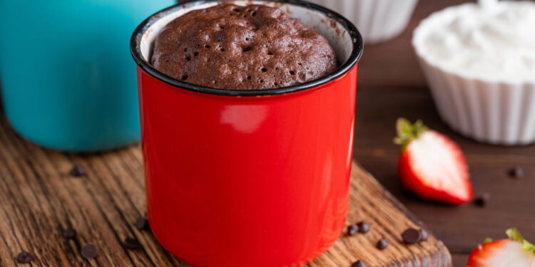 Esse brownie de caneca no micro-ondas fica pronto em cerca de 1 minuto e leva ingredientes simples