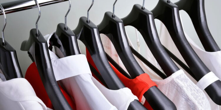 Marca de luxo alemã de moda feminina fecha lojas físicas após falência