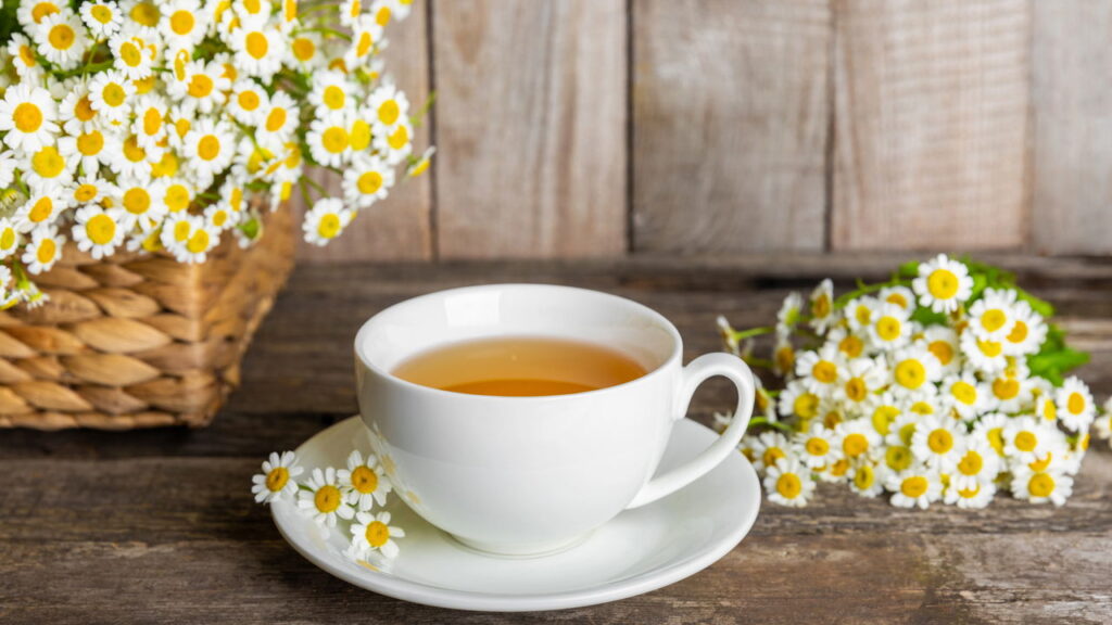 Como preparar um chá de camomila com mel e limão para relaxar e fortalecer o corpo