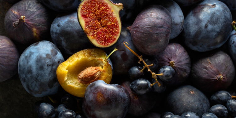 Frutas fáceis de plantar em casa mesmo com pouco espaço