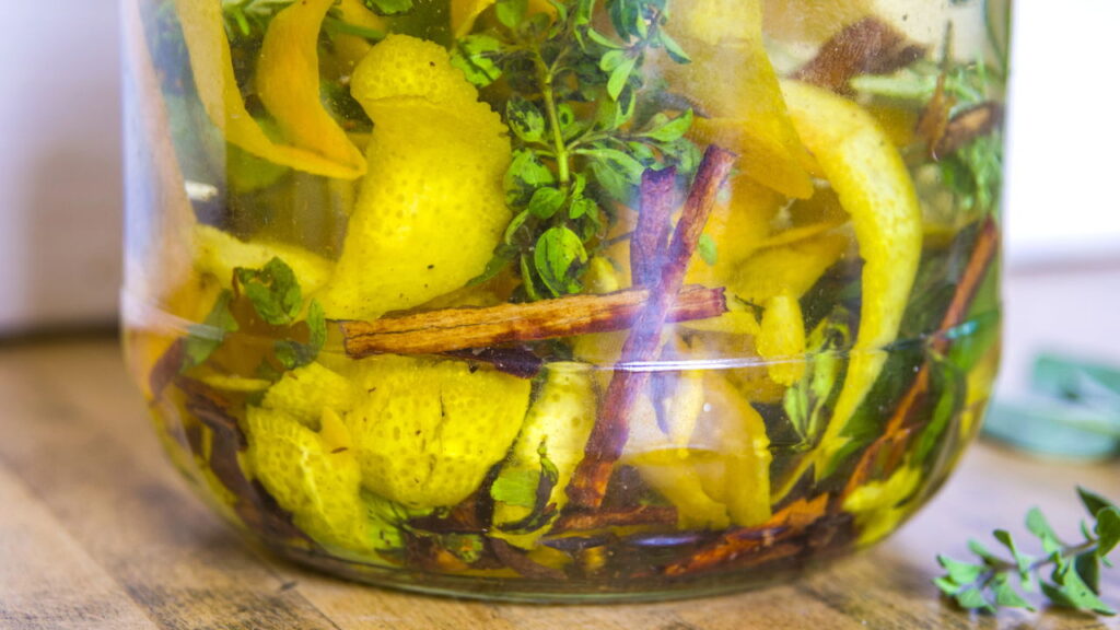 Receitas de caldas com ervas que elevam sobremesas leves