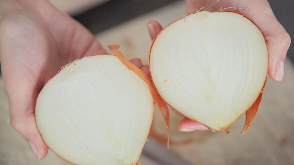 Como guardar cebolas para durarem semanas sem brotar ou amolecer