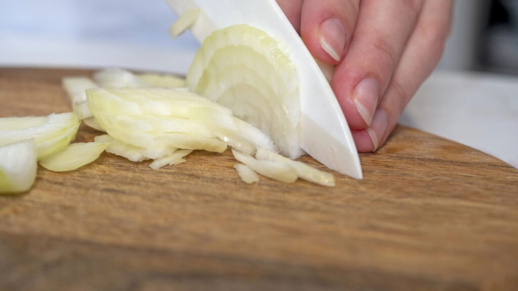 Como guardar cebolas para durarem semanas sem brotar ou amolecer