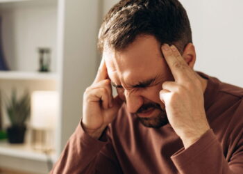 Se a dor começa na nuca e vai pra testa, isso pode ser cefaleia cervicogênica